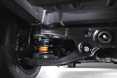 A close-up of the Hyundai STARIA's rear axle and its multi-link suspension.	