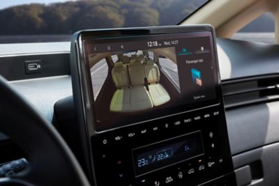 Das Infotainment-Display eines Hyundai STARIA mit einem Kamerabild der hinteren Sitze.