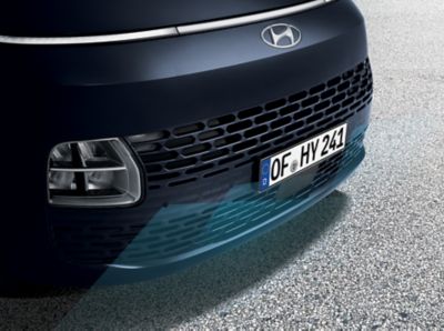 Detailbild der unteren Frontpartie eines Hyundai STARIA.