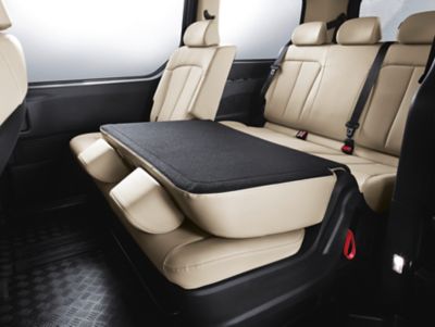 Photo d’une deuxième rangée de sièges rabattables à plat dans le STARIA Wagon pour vous offrir plus d’options de chargement.