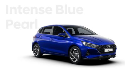 Pohľad spredu na nový Hyundai i20, modrá farba Intense Blue