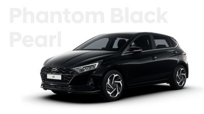 Pohľad spredu zľava na nový Hyundai i20, čierna farba Phantom Black