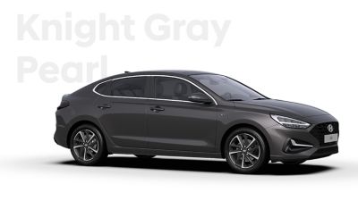 Hyundai i30 Fastback v barvě Knight Gray Pearl.