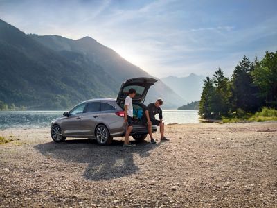 The Hyundai i30 Wagon pictured from the driver side.