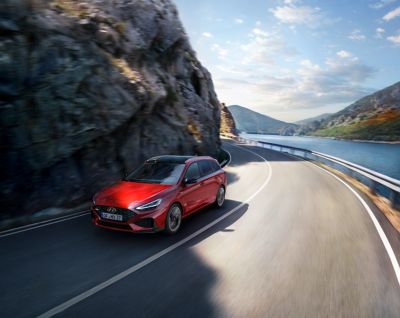 Nowy Hyundai i30 Wagod jadący po ulicy. 