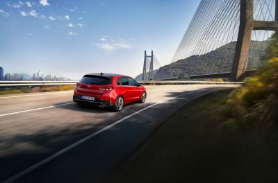 De nieuwe i30 Hatchback N Line rijdt richting een brug.