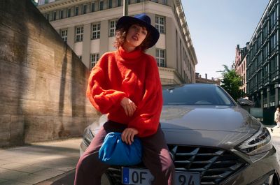 Woman sitting on the hood of the Hyundai i30.