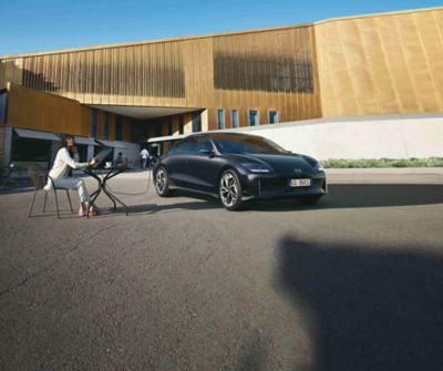 Hyundai IONIQ 6 berlina coupé 100% elettrica in carica