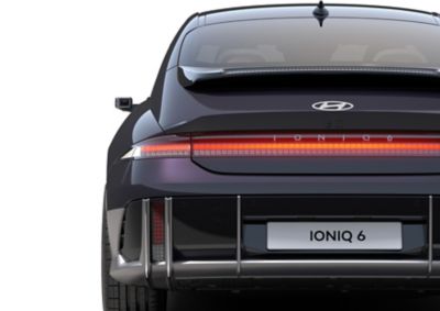 La parte posteriore di Hyundai IONIQ 6 è caratterizzata da diversi dettagli trasparenti sullo spoiler. 