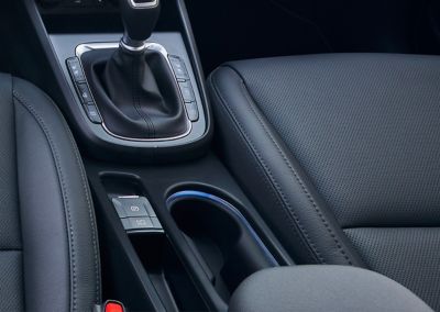 Nowoczesne oświetlenie nastrojowe konsoli środkowej i przestrzeni na nogi w Nowym Hyundaiu Kona Hybrid.