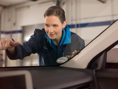 Un tecnico Hyundai donna controlla il parabrezza di un veicolo Hyundai