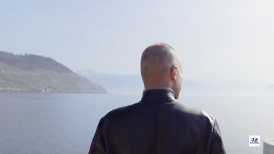 Immagine di Bertrand Piccard che guarda una distesa d'acqua