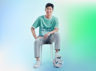 Le footballeur sud-coréen Jisung Park assis sur un tabouret avec son maillot de la Team Century Hyundai.
