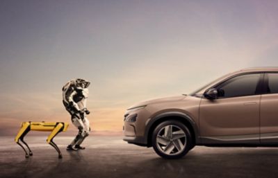 Due robot in piedi davanti a Hyundai NEXO