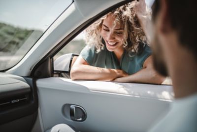 Ragazza si appoggia al finestrino di una vettura Hyundai