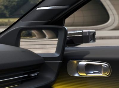 Obrazovka digitálneho vonkajšieho spätného zrkadla v interiéri Hyundai IONIQ 6.