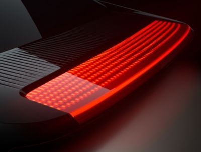 Hekkspoiler med transparent material som viser LED-lyssignaturen til elbilen Hyundai IONIQ 6. Foto.