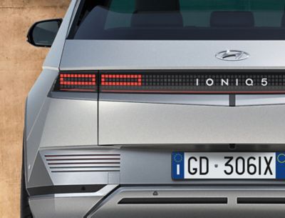 Il SUV Crossover compatto 100% elettrico Hyundai IONIQ 5 mostra i fari posteriori e il design futuristico.