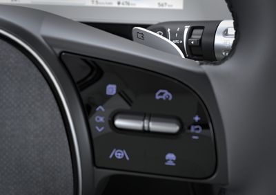 Le palette al volante del cambio al volante permettono di regolare il sistema di frenata rigenerativa del crossover 100% elettrico Hyundai IONIQ 5