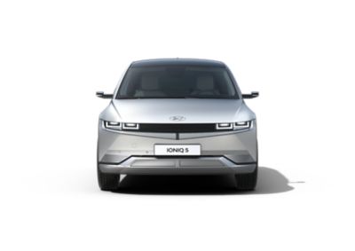 Il crossover SUV 100% elettrico Hyundai IONIQ 5 con il suo design futuristico visto dalla parte anteriore.