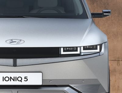 Il crossover 100% elettrico Hyundai IONIQ 5 visto dalla parte anteriore che mostra i suoi distintivi fari a LED