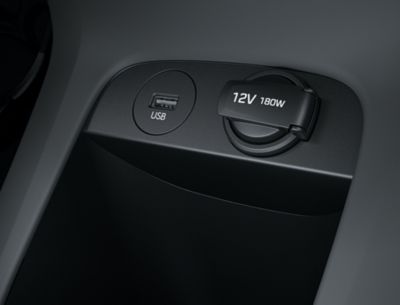 Detailansicht eines USB-Anschlusses und einer 12V-Steckdose im Hyundai IONIQ 5.