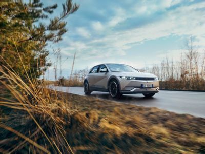 Il profilo dinamico e la silhouette sportiva del crossover 100% elettrico Hyundai IONIQ 5