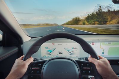 Il cluster digitale il touchscreen e l'head-up display all'interno di Hyundai IONIQ 5 dal punto di vista del conducente