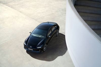 Nuova Hyundai IONIQ 6 parcheggiata vista dall'alto