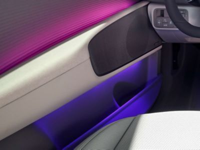 Interno della portiera del conducente di Hyundai IONIQ 6 100% elettrica con Dual Color Ambient Lighting blu