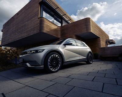 Vue de dessus du CUV compact électrique Hyundai IONIQ 5 stationné dans une allée privée.