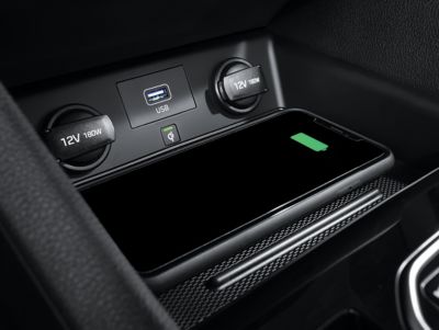 Gros plan sur le compartiment de recharge sans fil dans la console centrale de la Hyundai IONIQ Hybrid.