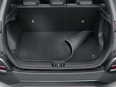Tapis de coffre réversible Hyundai KONA : velours haute qualité d’un côté, revêtement robuste et résistant aux salissures de l’autre.