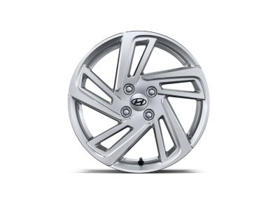 The 16“ five double-spoke alloy wheel Paju for the Hyundai i10 in silver.