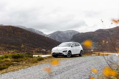 Elbilen KONA Electric på biltur i norsk høstlandskap.