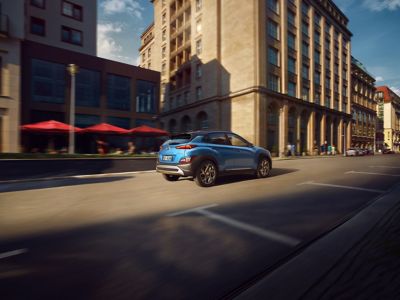 Nuova Hyundai KONA corre su strada di città