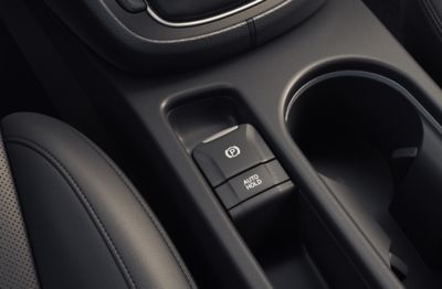 Il freno di stazionamento elettrico nella console centrale di Nuova Hyundai KONA.