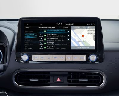Pohled na 10,25″ obrazovku nového Hyundai Kona Electric, zobrazující aktuální informace o bodu zájmu.