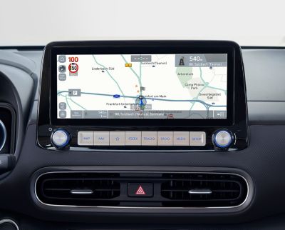 Pohled na 10,25″ displej nového Hyundai Kona Electric, který zobrazuje upozornění na rychlostní radar.