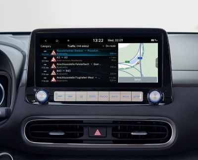 Pohled na 10,25″ displej nového Hyundai Kona Electric, který zobrazuje aktuální dopravní informace.