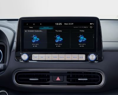 Pohled na 10,25″ displej nového Hyundai Kona Electric, který zobrazuje aktuální předpověď počasí.