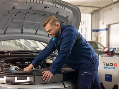 Hyundai service Expert changing tires on a Hyundai.