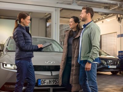 Un couple discutant avec une conseillère.