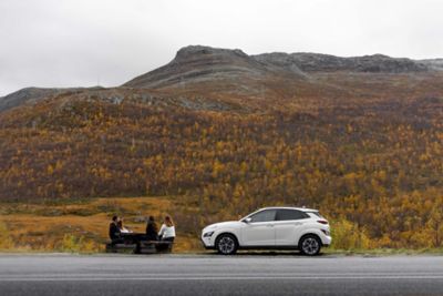 Elbilen KONA Electric i høstlige omgivelser.