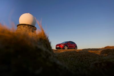 KONA Electric parkert i solnedgang. Foto.