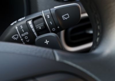 I comandi al volante che controllano la doppia frizione a 6 velocità di Nuova Hyundai KONA Hybrid.