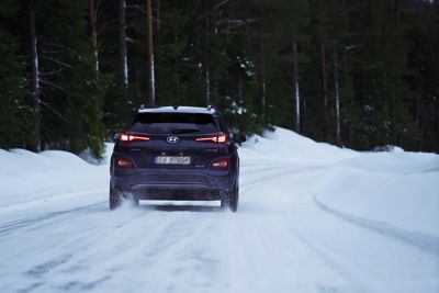 Hyundai Kona på vintervei. Foto.