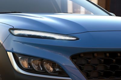 Immagine frontale del SUV compatto Nuova Hyundai KONA Hybrid con la nuova parte anteriore e i fari a LED.