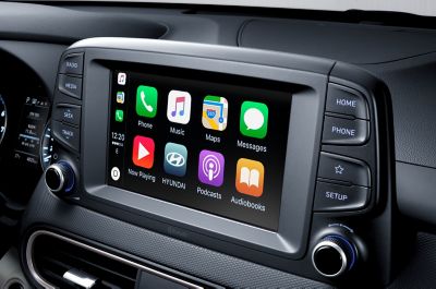 Pantalla táctil de 8" del Hyundai KONA con la aplicación Apple CarPlay™.