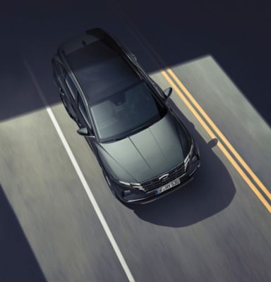 Asystent podążania na pasie ruchu (LFA) w nowym kompaktowym SUV-ie Hyundai Tucson Hybrid.